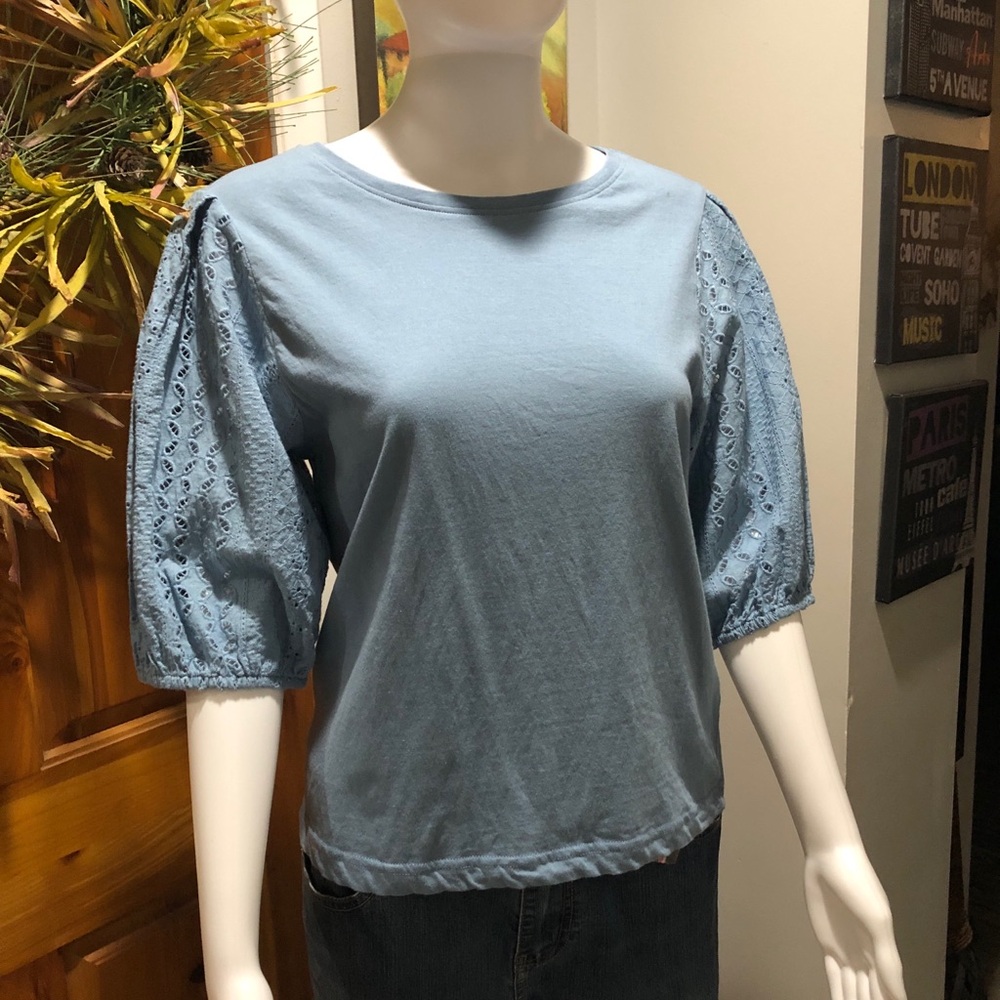 Light Blue Eyelet Puff Sleeve Women's Top
Mexx
Size M
EUC